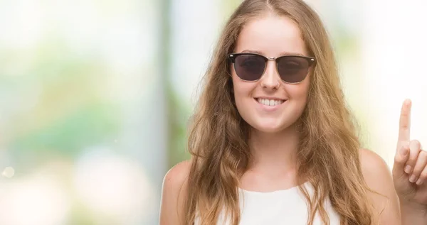 Junge Blonde Frau Mit Sonnenbrille Zeigt Mit Finger Nummer Eins — Stockfoto