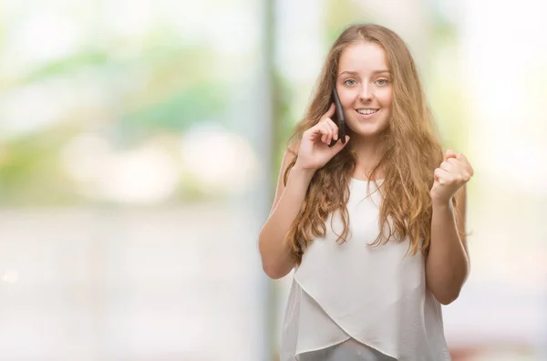 Jovem Loira Usando Smartphone Gritando Orgulhoso Celebrando Vitória Sucesso Muito — Fotografia de Stock