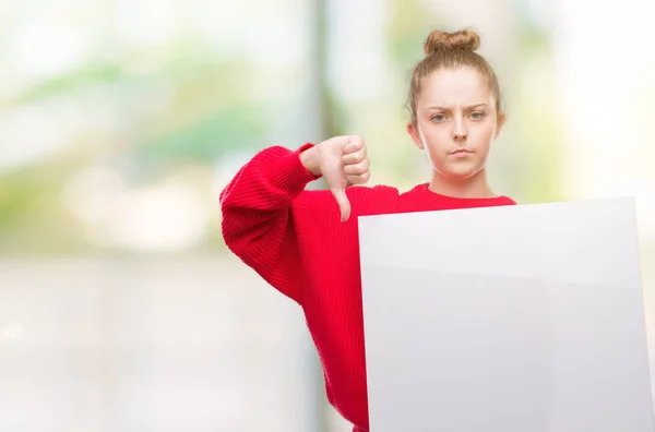 Junge Blonde Frau Hält Werbebanner Mit Wütendem Gesicht Negatives Zeichen — Stockfoto