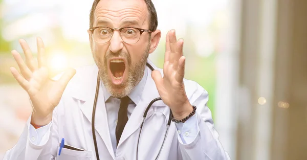 Doutor Homem Sênior Profissional Médico Estressante Mantendo Mãos Cabeça Aterrorizado — Fotografia de Stock