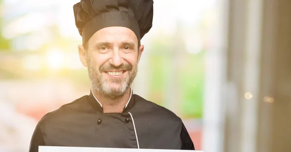 Uomo Anziano Cuoco Indossando Cappello Chef Con Banner Pubblicitari Bianco — Foto Stock