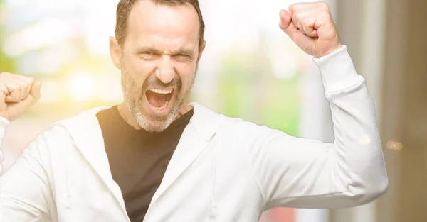 Uomo Mezza Età Che Indossa Abbigliamento Sportivo Felice Eccitato Celebrando — Foto Stock