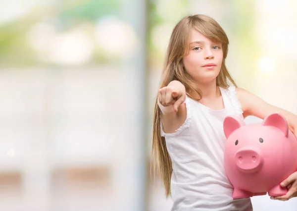 Junges Blondes Kleinkind Mit Sparschwein Das Mit Dem Finger Die — Stockfoto