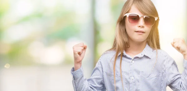 Giovane Bionda Bambino Indossa Camicia Blu Urlando Orgoglioso Celebrando Vittoria — Foto Stock