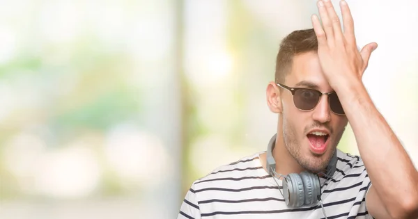 Guapo Joven Con Auriculares Sorprendidos Con Mano Cabeza Por Error —  Fotos de Stock