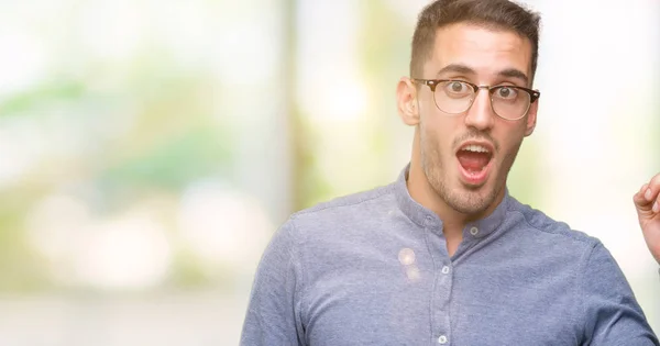 Guapo Joven Elegante Hombre Con Gafas Apuntando Con Dedo Hacia — Foto de Stock