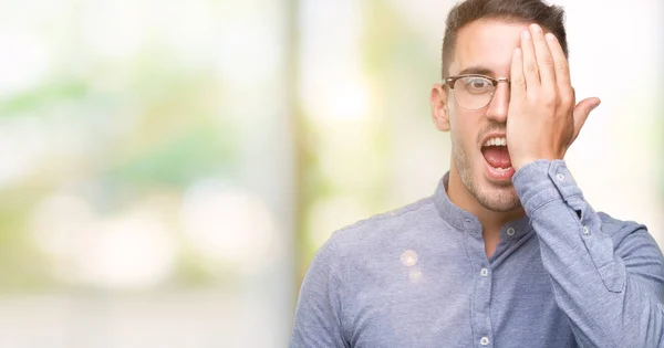 Bonito Jovem Elegante Homem Usando Óculos Cobrindo Olho Com Mão — Fotografia de Stock