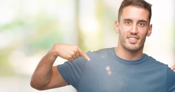 Guapo Joven Hombre Casual Buscando Confiado Con Sonrisa Cara Señalándose — Foto de Stock