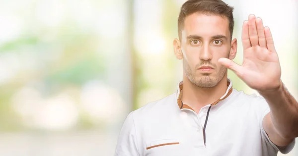 Hombre Casual Joven Guapo Con Camiseta Blanca Con Mano Abierta —  Fotos de Stock