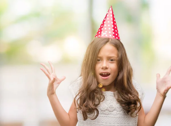 Menina Hispânica Morena Usando Chapéu Aniversário Muito Feliz Animado Expressão — Fotografia de Stock