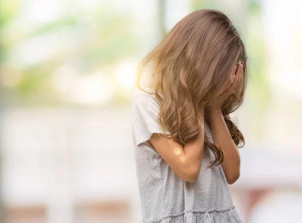 Brunette Spaanse Meisje Dragen Van Een Zonnebril Met Trieste Uitdrukking — Stockfoto