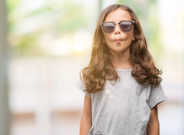 Brünettes Hispanisches Mädchen Mit Sonnenbrille Fischgesicht Mit Lippen Verrückte Und — Stockfoto