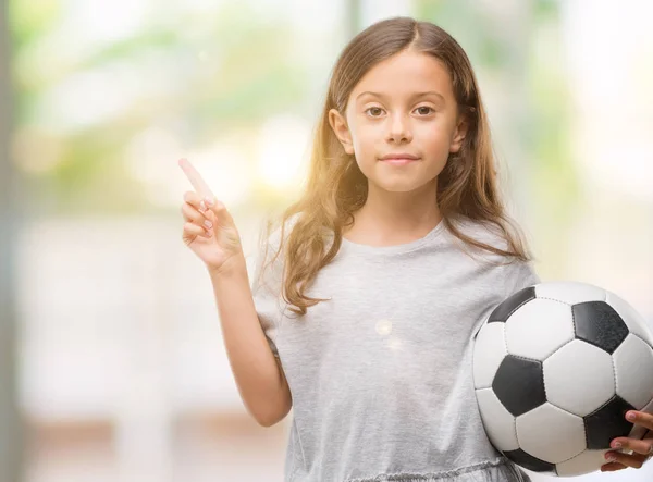 Esmer Latin Kız Futbol Futbol Topu Çok Mutlu Parmak Ile — Stok fotoğraf