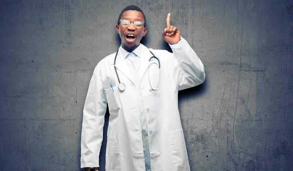 Młody Czarny Lekarza Medyczny Wskazując Drogi Boczne Palca — Zdjęcie stockowe