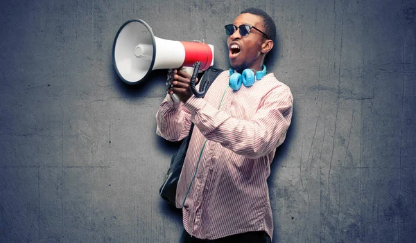Afrikanischer Schwarzer Student Kommuniziert Laut Schreiend Mit Megafon Drückt Erfolg — Stockfoto