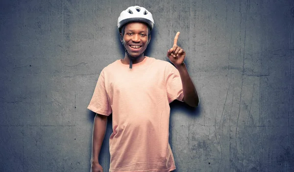 Uomo Nero Che Indossa Casco Bici Rivolto Verso Esterno Lato — Foto Stock