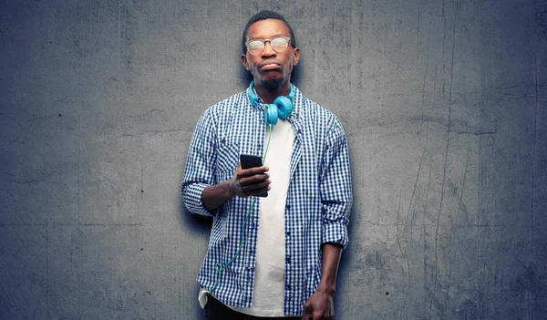 Hombre Negro Africano Estudiante Con Smartphone Con Expresión Somnolienta Sobrecargado — Foto de Stock