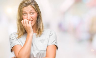 Genç güzel kadın yüzünden stresli ve gergin ile izole arka plan tırnak ısırma dudaklarından eller. Anksiyete sorunu.