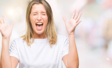 Genç güzel kadın yüzünden kızgın ve silah ile başarı için deli kutluyor izole arka plan ortaya çıkar ve heyecanlı çığlık gözler kapalı. Kazanan kavramı