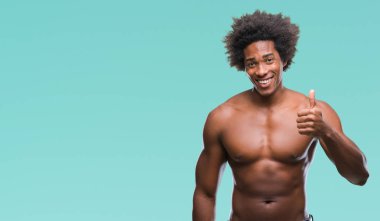 Çıplak vücut hareketi el ile mutlu yaşasın yapıyor izole arka plan üzerinde gösterilen Afro Amerikalı gömleksiz adam. Kameraya bakarak başarı gösteren ile ifade onaylama.