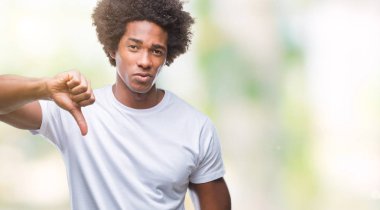 Mutsuz ve kızgın ret gösterilen ve başparmak aşağı hareketi ile negatif seyir izole arka plan üzerinde Afro Amerikalı adam. Kötü ifade.