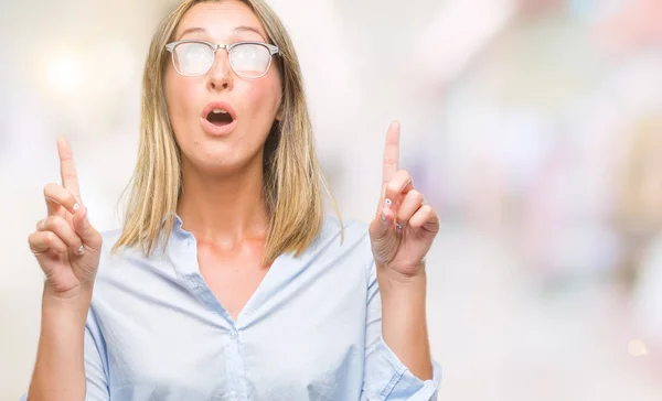 Joven Mujer Negocios Hermosa Sobre Fondo Aislado Sorprendido Sorprendido Mirando —  Fotos de Stock