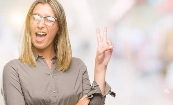 Giovane Bella Donna Sfondo Isolato Sorridente Con Volto Felice Strizzando — Foto Stock