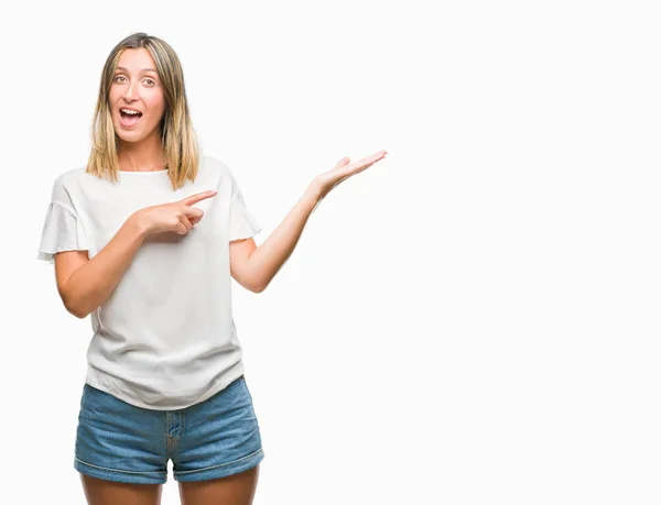 Jovem Bela Mulher Sobre Fundo Isolado Espantado Sorrindo Para Câmera — Fotografia de Stock