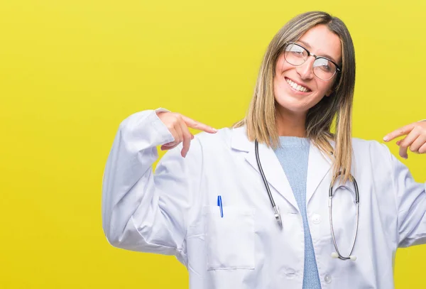 Unga Vackra Läkare Kvinna Hörlurar Över Isolerade Bakgrund Ser Självsäker — Stockfoto