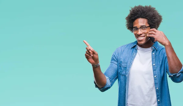 Hombre Afroamericano Hablando Por Teléfono Sobre Fondo Aislado Muy Feliz —  Fotos de Stock