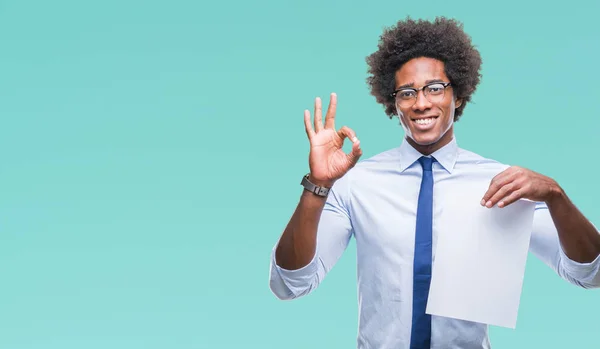 Afro Amerikansk Man Hålla Blankt Papper Kontraktet Över Isolerade Bakgrund — Stockfoto