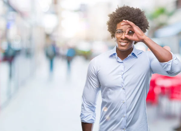 Hombre Negocios Afroamericano Con Gafas Sobre Fondo Aislado Haciendo Buen —  Fotos de Stock