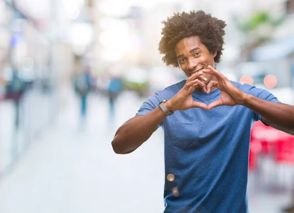 Afro Américain Sur Fond Isolé Souriant Amoureux Montrant Symbole Cœur — Photo