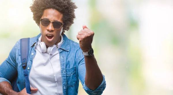 Hombre Afroamericano Con Auriculares Mochila Sobre Fondo Aislado Molesto Frustrado —  Fotos de Stock