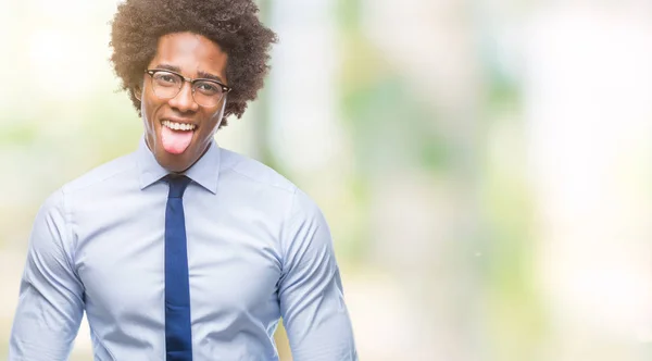 美国黑人商人戴着眼镜 在与世隔绝的背景下 舌头露出快乐的表情 情感概念 — 图库照片
