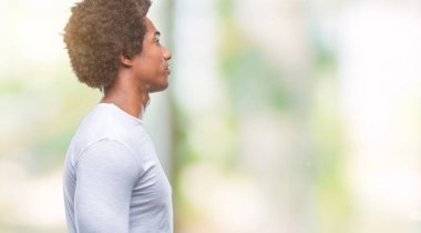 İzole arka tarafına, seyir üzerinde Afro Amerikalı adam sakin ol kendine güvenen gülümseme ile doğal yüz pozuyla profili.