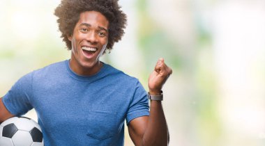 Duygu tezahürat futbol topu gurur çığlık ve zafer ve başarı çok heyecanlı, kutluyor izole arka plan üzerinde tutarak Afro Amerikalı adam