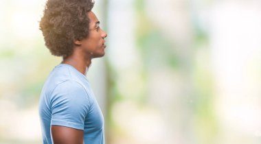 İzole arka tarafına, seyir üzerinde Afro Amerikalı adam sakin ol kendine güvenen gülümseme ile doğal yüz pozuyla profili.