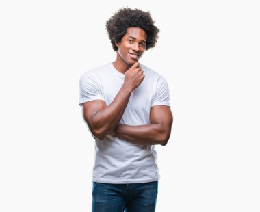 Emin çapraz kollar ve çeneme kaldırdı el ile gülümseme ile kameraya bakarak izole arka plan üzerinde Afro Amerikalı adam. Pozitif düşünce.