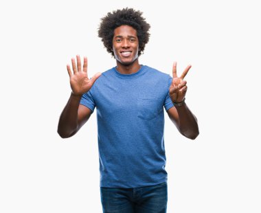 Gösterilen ve parmakları ile işaret izole arka plan üzerinde Afro Amerikalı adam kendinden emin ve mutlu gülümseyerek süre yedi numara.