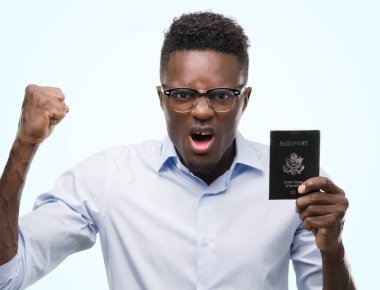 Amerika Birleşik Devletleri rahatsız pasaport ve öfke, çılgın ve yükseltilmiş el, öfke kavramı ile diye bağıran ile sinirli bağırarak tutan genç Afro-Amerikan adam