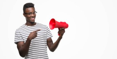 Megafon çok mutlu el ve parmak ile işaret tutan genç Afro-Amerikan adam