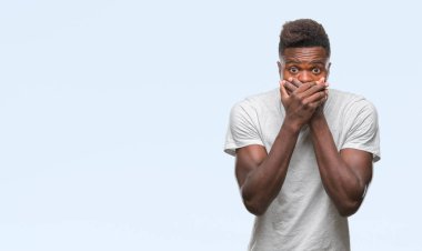 Afrikalı-Amerikalı genç izole arka plan ağız hata için elleriyle kapsayan şok içinde. Gizli kavramı.