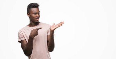 Genç Afro-Amerikan adam el ve parmak ile işaret çok mutlu