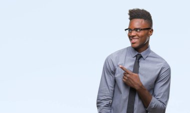 Genç Afro-Amerikalı iş adamı izole arka neşeli bir gülümseme ile el ve parmak kadar kameraya bakarak yüzündeki mutlu ve doğal ifade ile yan ile işaret yüz üzerinden.