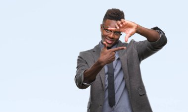 Elle yapma çerçeve ve parmakları ile mutlu yüz gülümseyen izole arka plan üzerinde genç Afro-Amerikalı iş adamı. Yaratıcılık ve Fotoğrafçılık kavramı.
