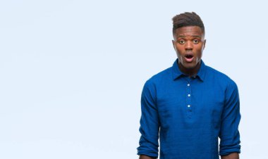 Genç Afro-Amerikan adam korkuyor ve şok sürpriz ifade ile izole arka plan üzerinde korku ve yüz heyecanlı.