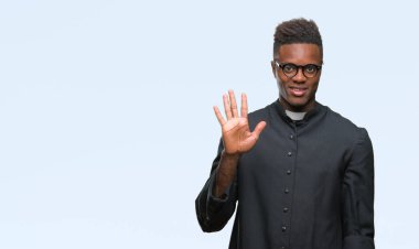 Gösterilen ve parmakları ile işaret izole arka plan genç Afro-Amerikan rahip adam kendinden emin ve mutlu gülümseyerek süre beş numara.