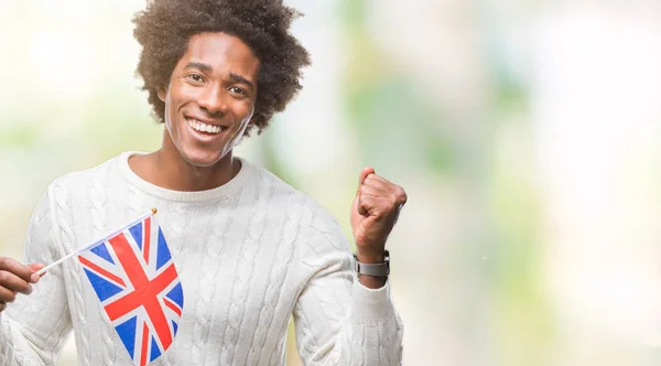 イギリスの誇りに思って叫んでと勝利と非常に興奮して 感情を応援して成功を祝って孤立の背景の上のアフロ アメリカ人旗 — ストック写真