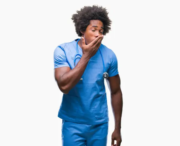 Médico Cirurgião Afro Americano Homem Sobre Fundo Isolado Entediado Bocejo — Fotografia de Stock